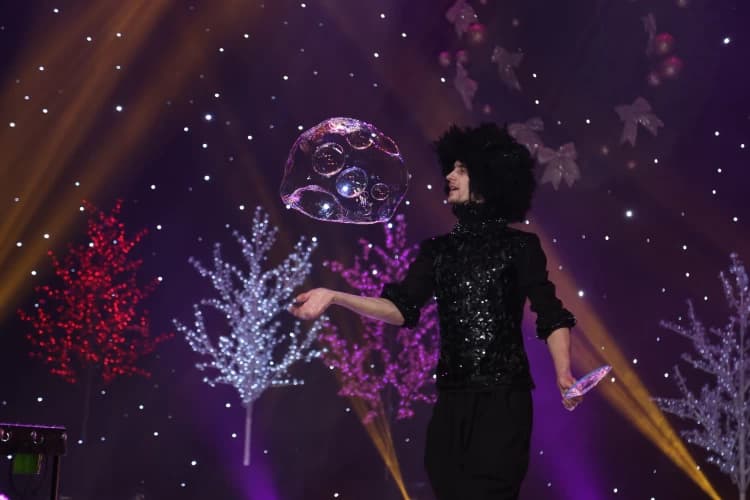 Christmas on Ice: The Tale of Emily Frost - Arabic